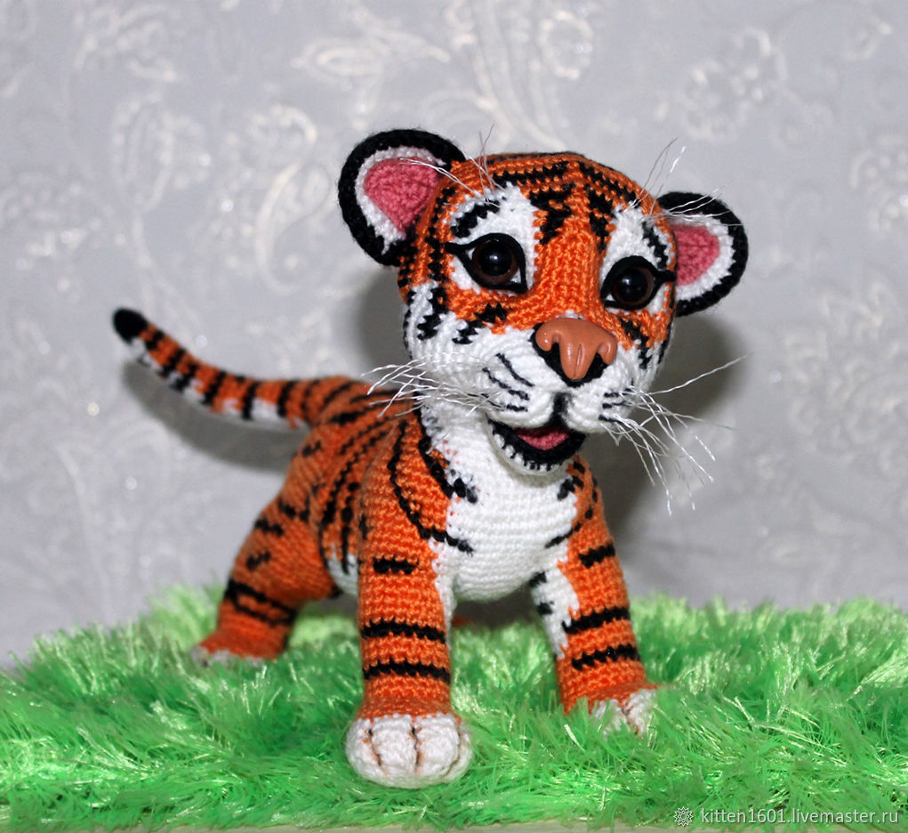 Тигры крючком - схемы и описания игрушек амигуруми.