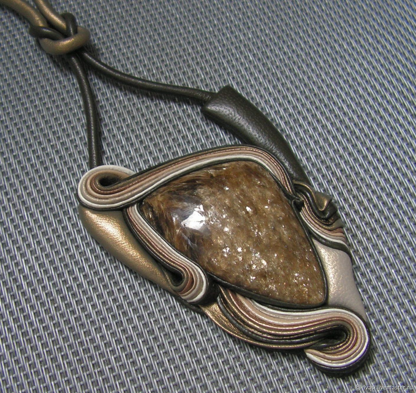 Kuloni iz kozhi. украшения день и ночь. подвеска с хризоколлой. кулон с совой выпиловка. нефритовая сова кулон.