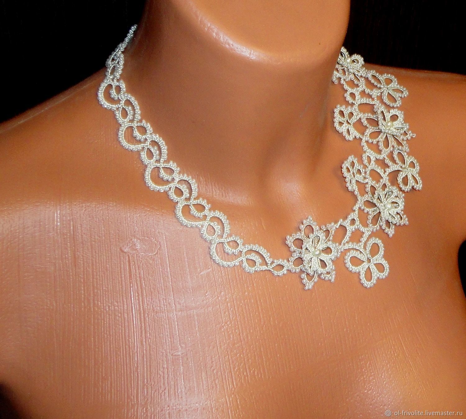 ажурное колье. колье "ажурные перья" круг, цвет чёрный в чернённом серебре, 35 см. женское ажурное колье надето на брюнетке. ажурное колье из бисера. объемное белое ожерелье из бисера.