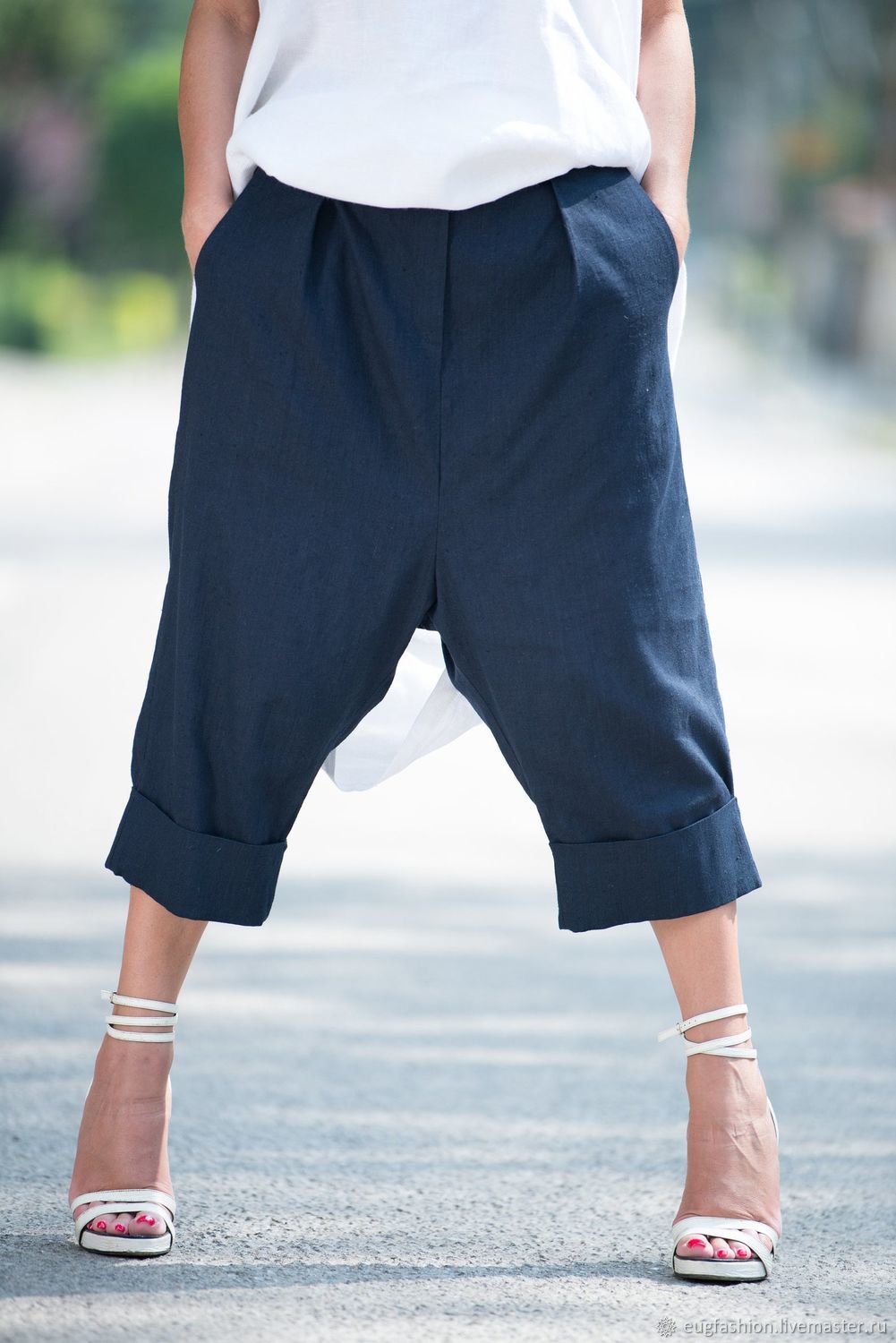 Темно-синие льняные брюки для женщин до колен / шаровары - PA0473LE купитьв интернет-магазине Ярмарка Мастеров по цене 13554.18 ₽ – NE2VURU