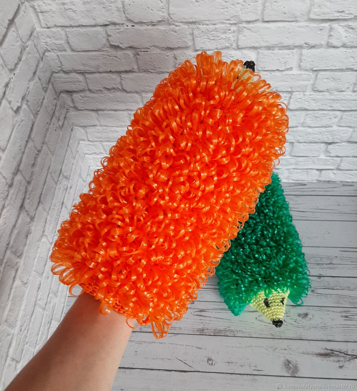 мочалки крючком зигзагообразная. мочалка с игрушкой. необычные мочалки крючком. кумова вязание мочалок. кумова вязание мочалок.
