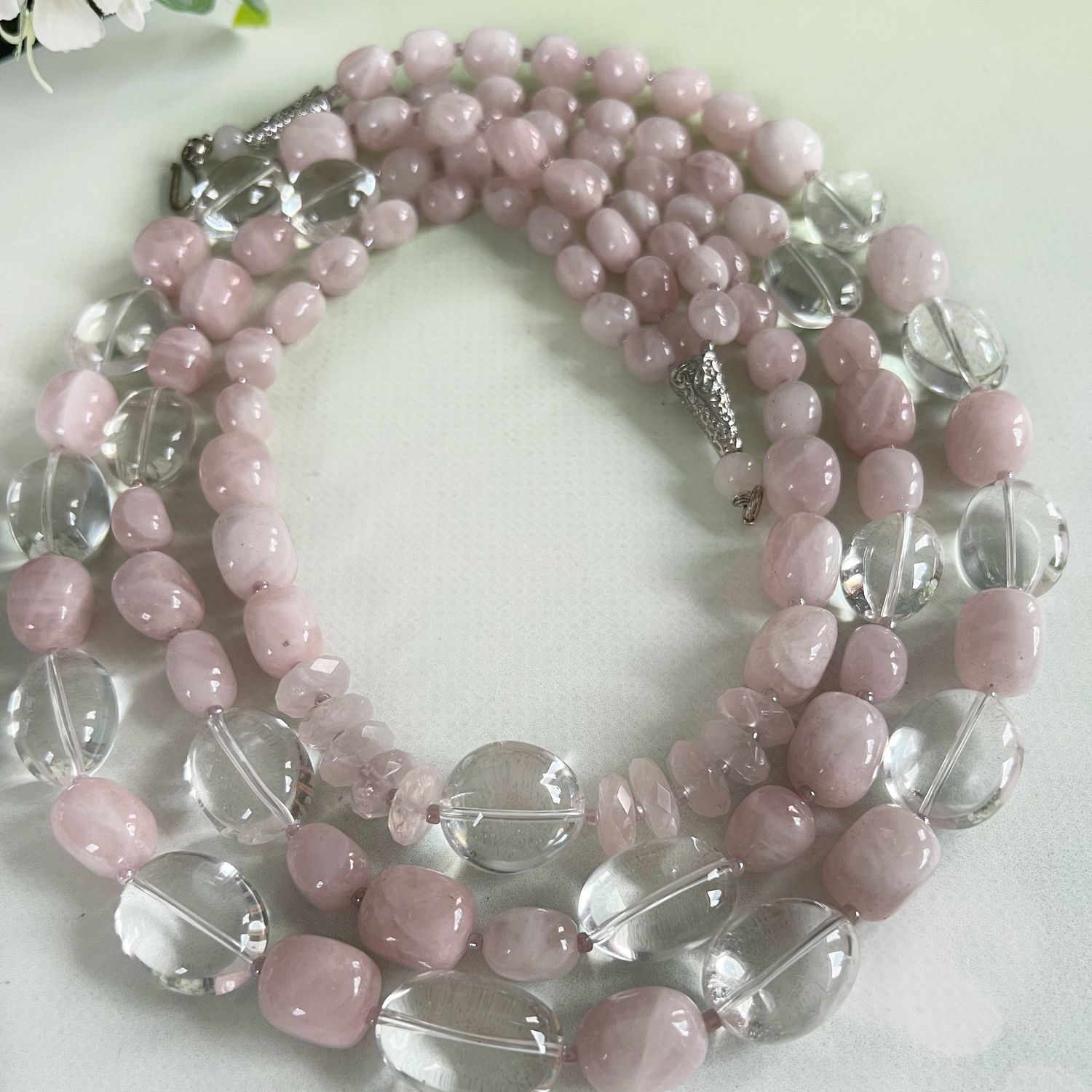 Трехрядное колье из розового кварца и горного хрусталя «Барбара» купить ...