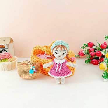 Куклы и игрушки ручной работы. Ярмарка Мастеров - ручная работа Кукла вязаная с гардеробом в колыбельке. Handmade.