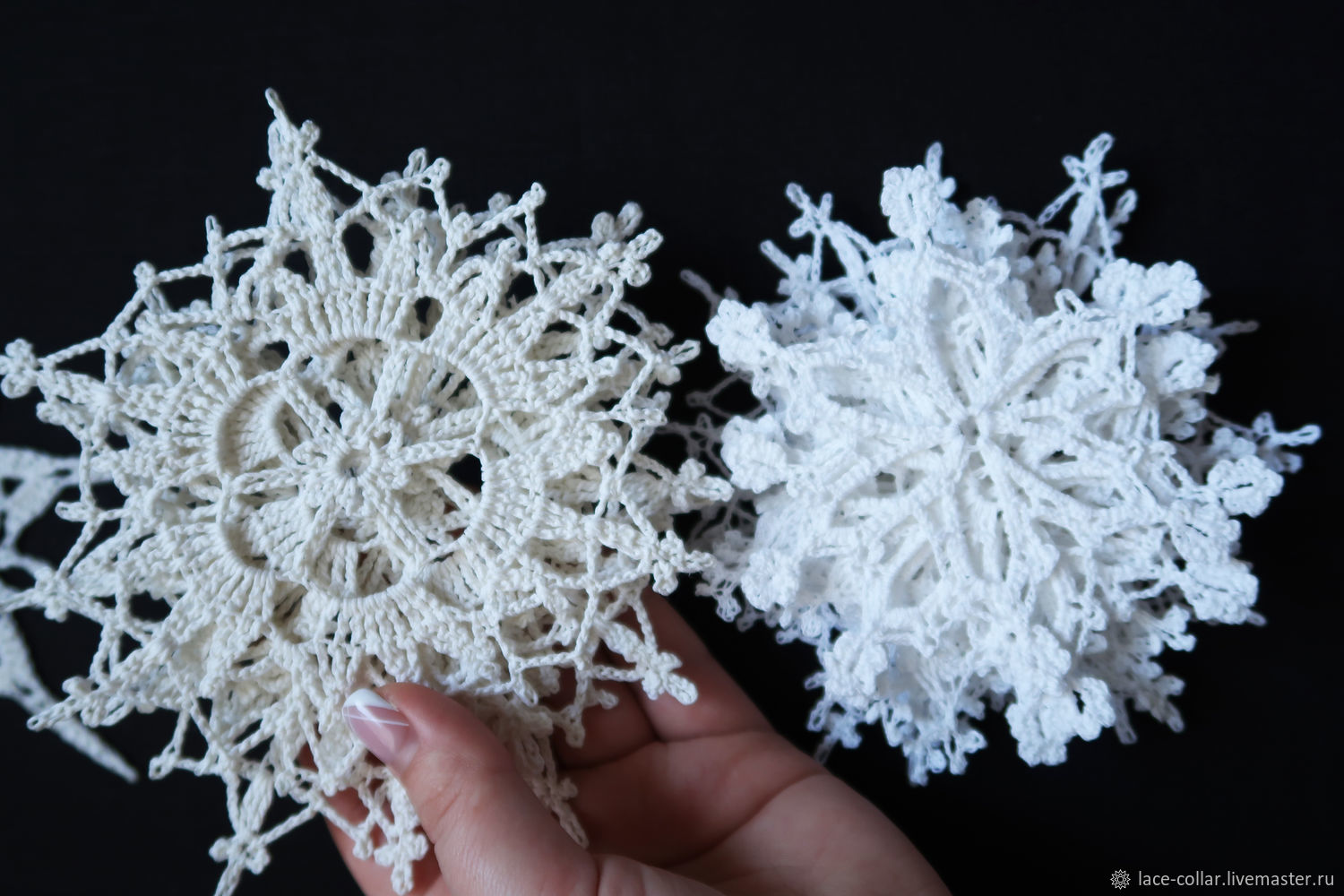 Снежинки декор. Новогодние украшения снежинки. Mak interior snowflake. Интерьерная снежинка. Новогодний декор снежинки в интерьере.