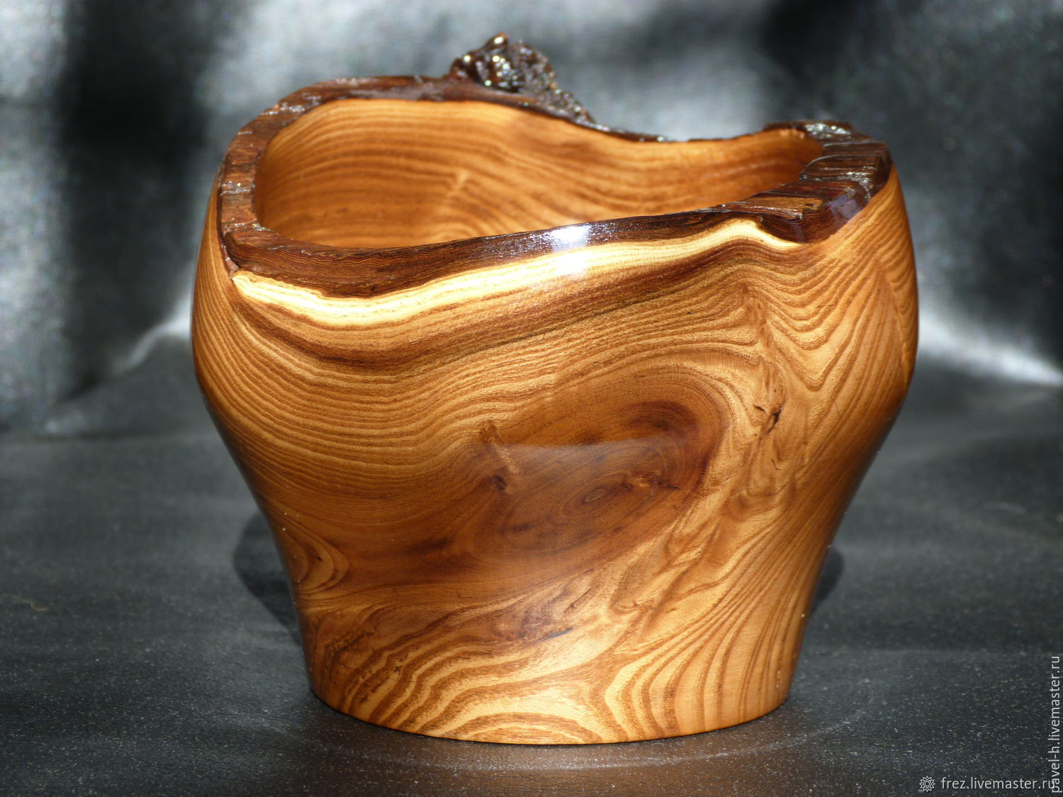 Izdeliya iz. Изделия из древесины. Деревянные вазы. Красивые деревянные изделия. Ваза из цельного дерева.