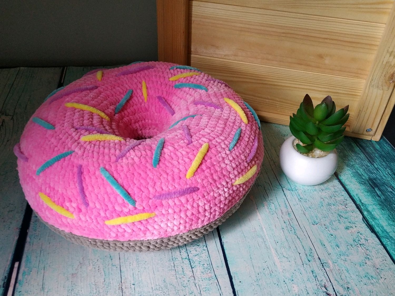 Вязаная подушка пончик