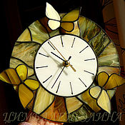 Витражные часы "Петуньи с красной бабочкой"