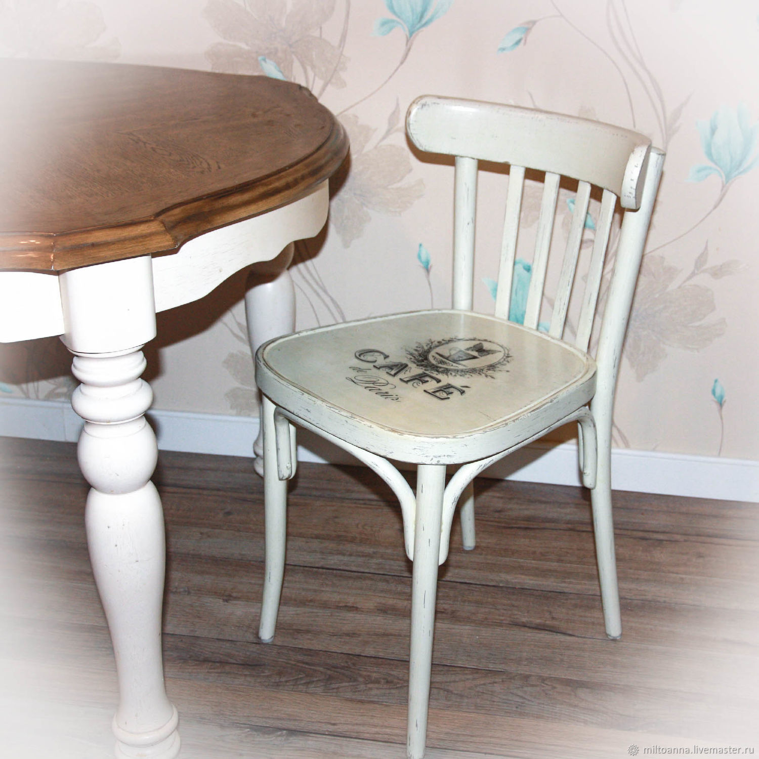 Декупаж мебели: декорируем деревянный стульчик