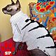 Для дерзких котов!

Ваш кот будет самым узнаваемым в округе!)
черно-белый свитер для сфинкса . по животику прошит резиновой нитью для лучшей посадки. По центру хребта свитер украшен шипами. Не забу