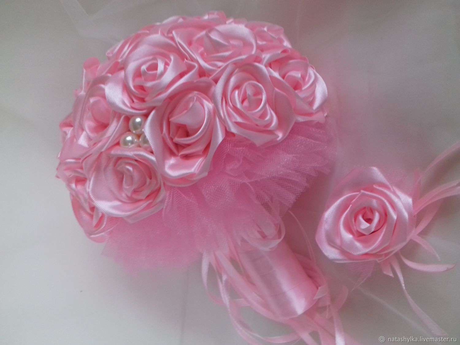 Свадебный букет из роз перевязанный атласной лентой