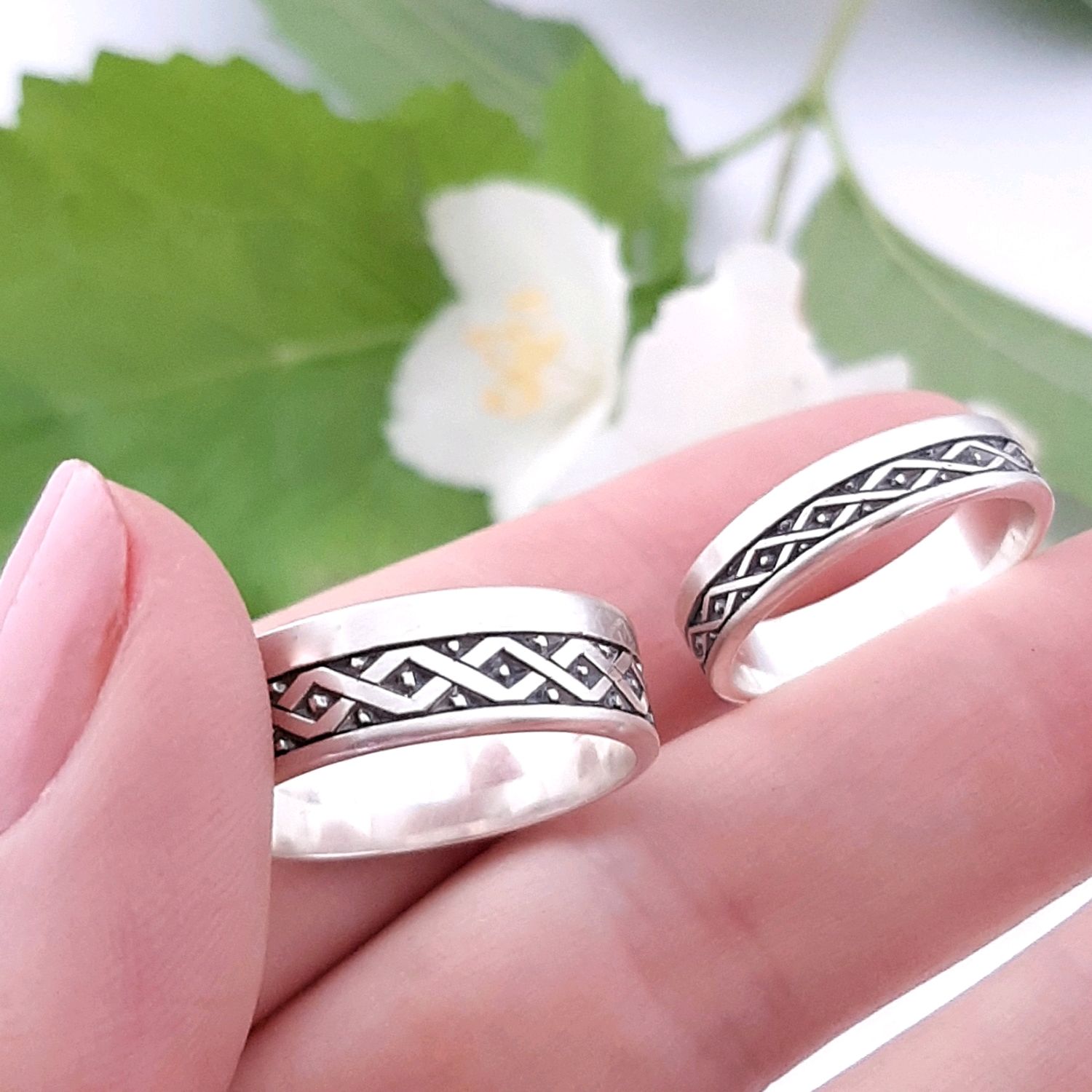 Можно обручальное кольцо серебряное. Красивые обручальные кольца. Обручальные кольца парные. Оригинальные Свадебные кольца. Свадебные кольца из серебра.