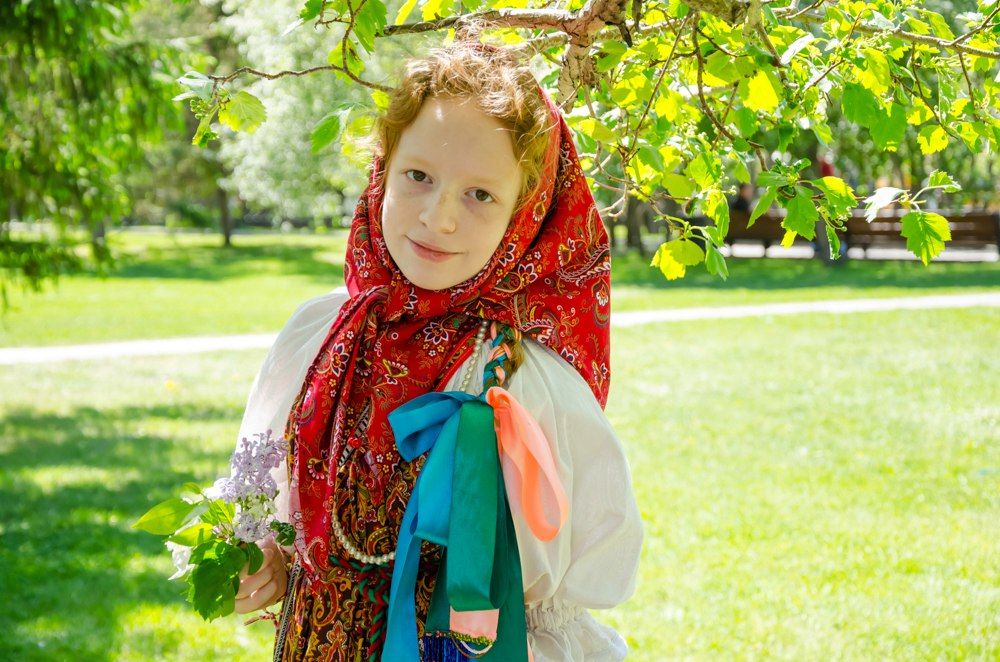 Юная помощница Александра, плетет браслетики.