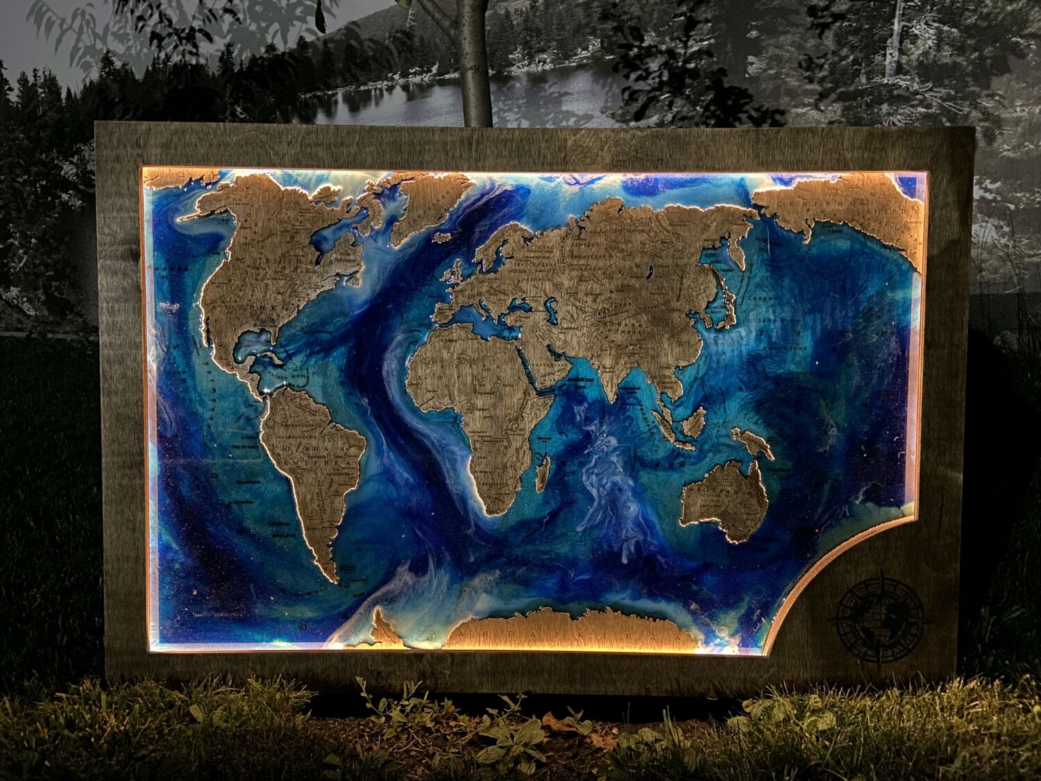 Стол из эпоксидной смолы карта мира