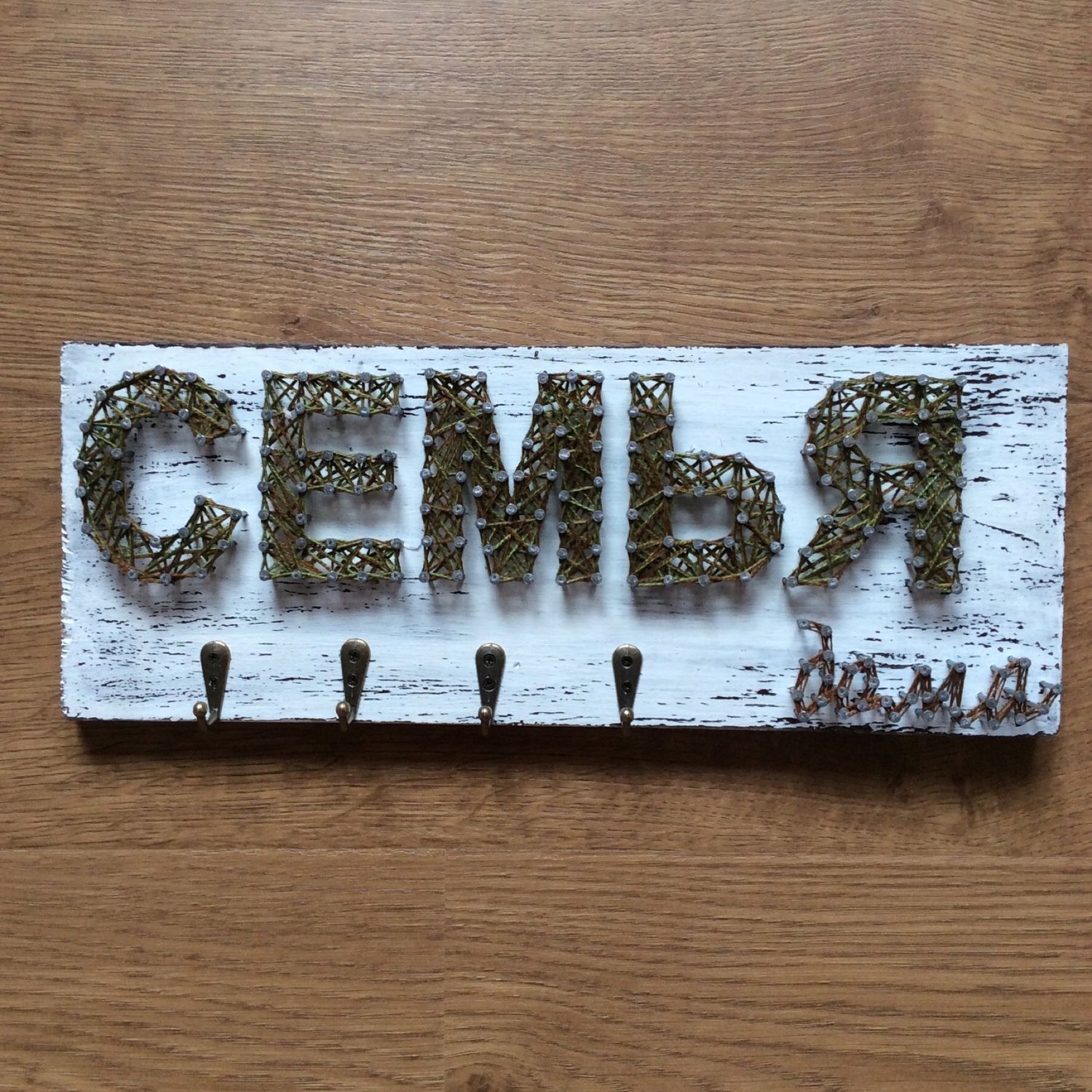 Ключница СЕМЬЯ ДОМА (string art) в интернет-магазине на Ярмарке Мастеров |  Ключницы настенные, Тамбов - доставка по России. Товар продан.