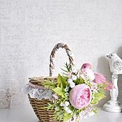 Композиция с тюльпанами из силикона в керамической вазе лодочка