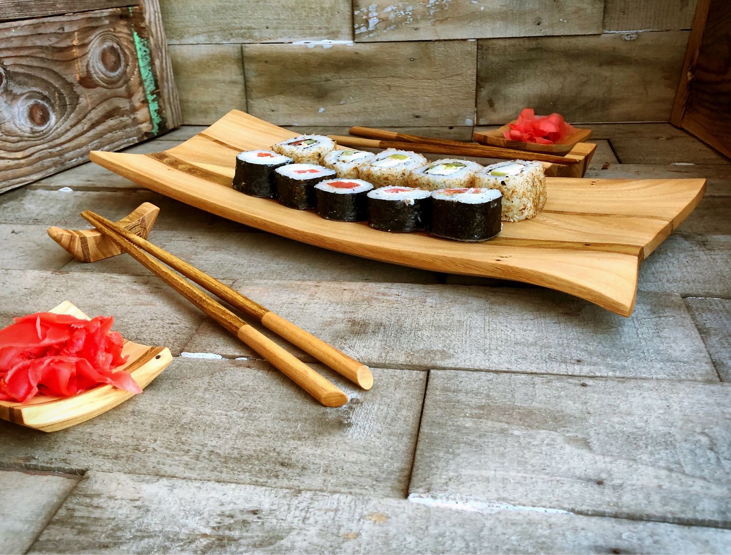 Суши на деревянной доске