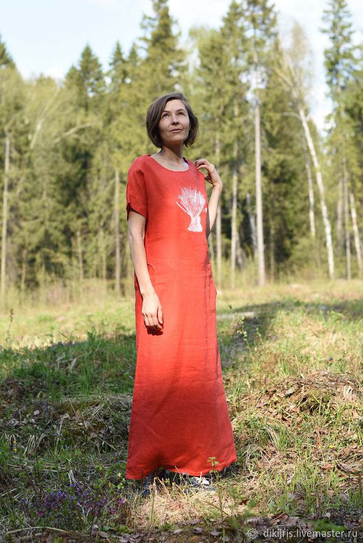 Платье из красного льна