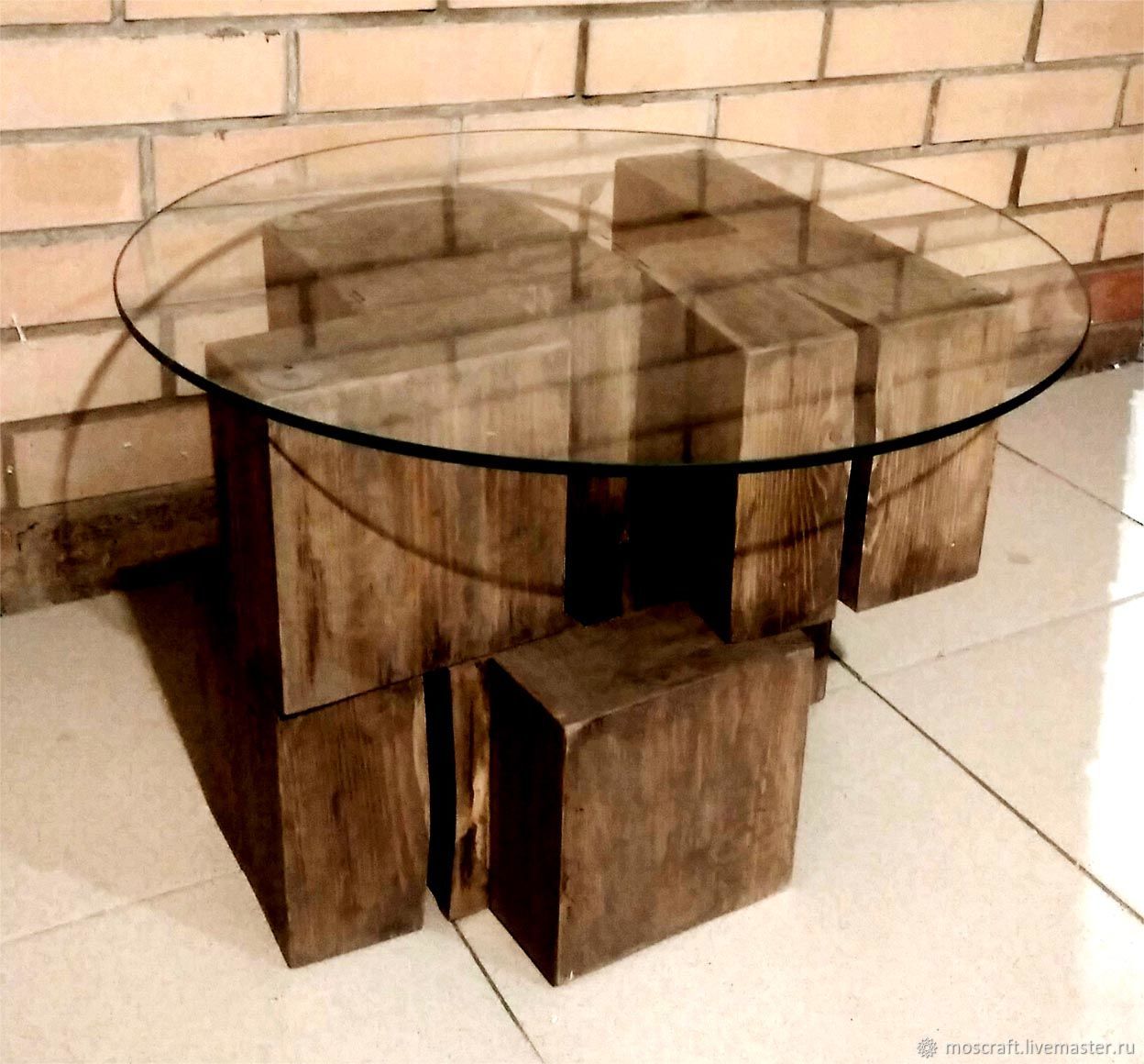Стол из кубиков дерева