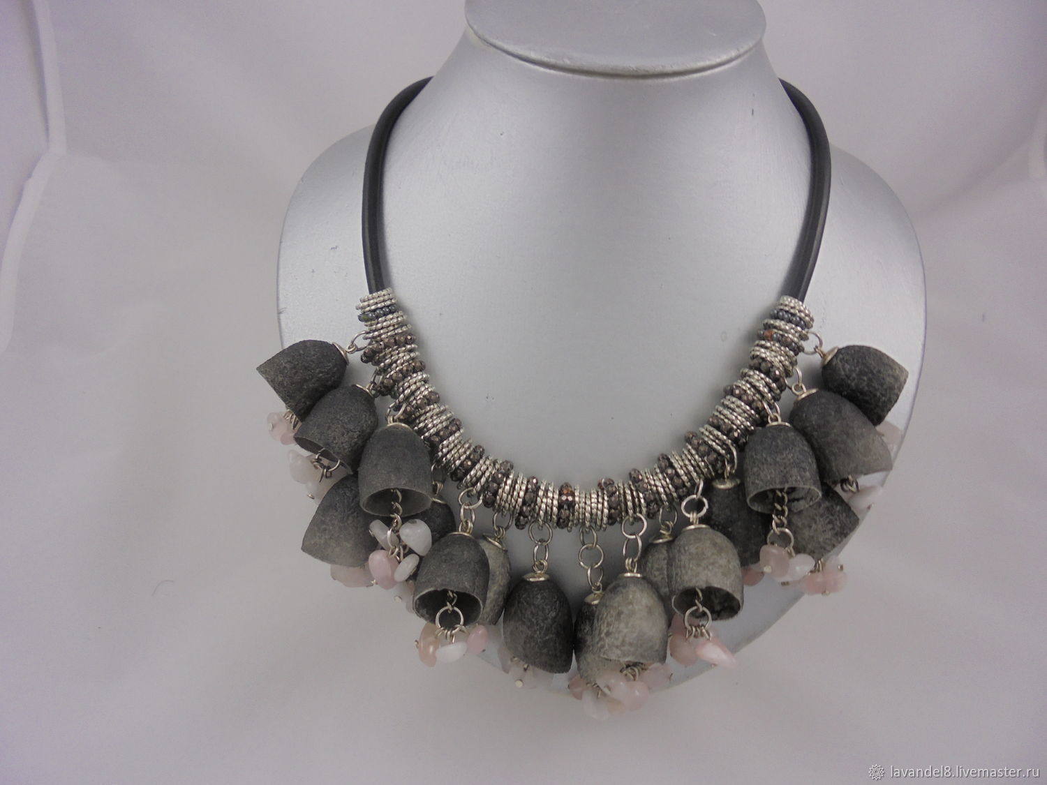 серое колье. бусы трёхрядные ческое стекло. украшения с серым жемчугом. какое бывает колье серое смотреть бесплатно. норвежские колье из металла под старину с лабрадором.