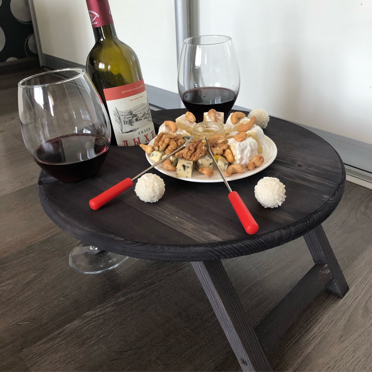 Подставка для блюд на стол. Ariwood винный столик. Винный столик ikea. Винный столик Fabian Smith. Столик для вина и закусок.