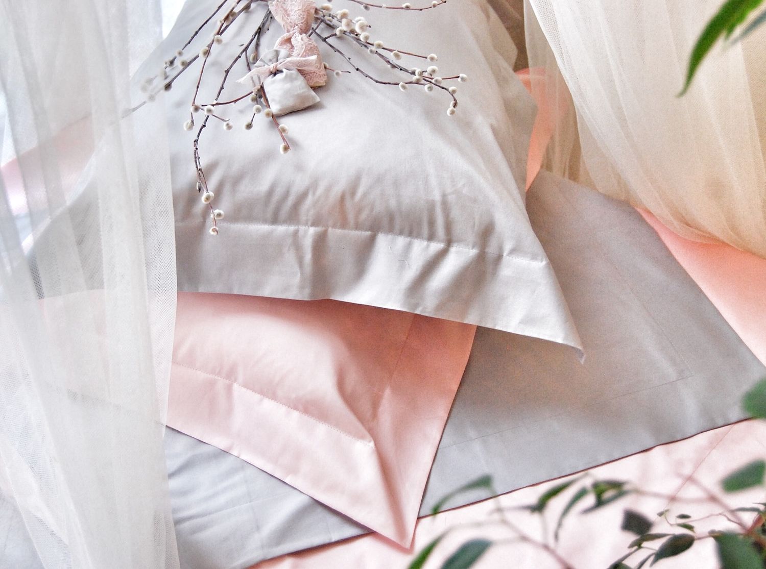Подарок на новый год. Серое, розовое сатиновое постельное белье, Комплекты постельного белья, Самара,  Фото №1