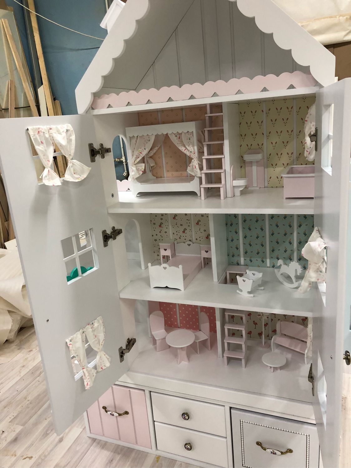 Кукольный дом трехэтажный (шесть комнат, мебель, три куклы)