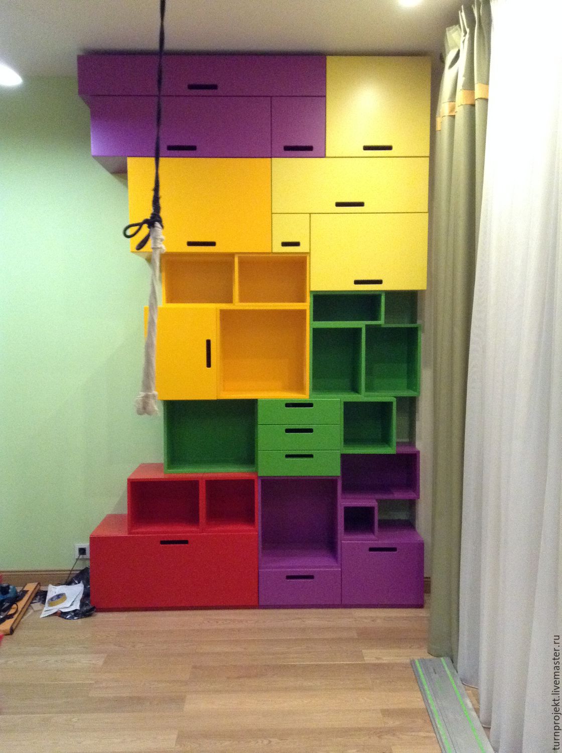 цветные стеллажи для детской комнаты