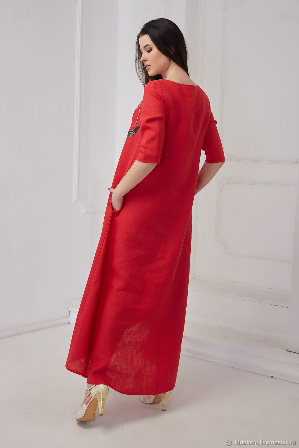 Платье из красного льна