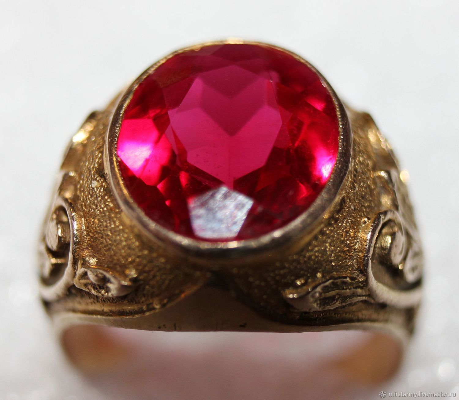 Золотой перстень с рубином