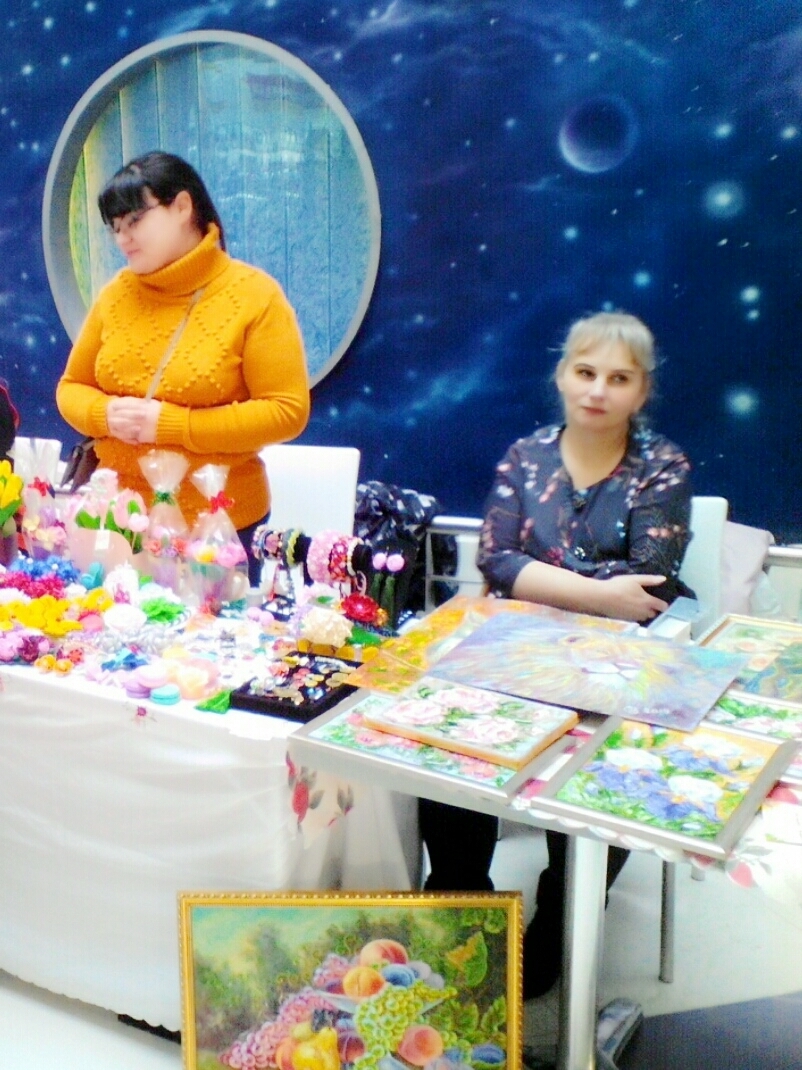 Я и мои работы на ярмарке.
