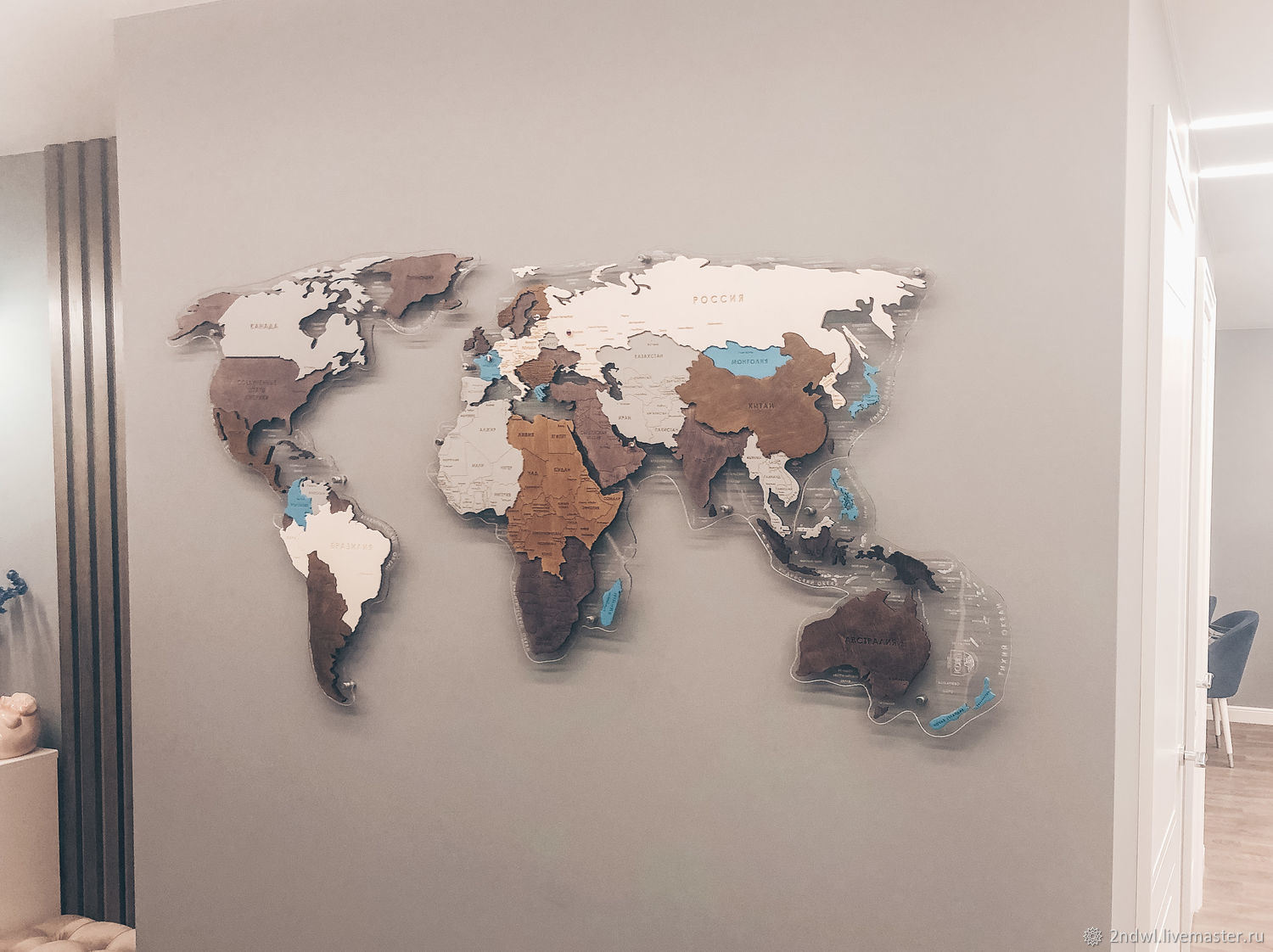 Карта мира из дерева в интерьере