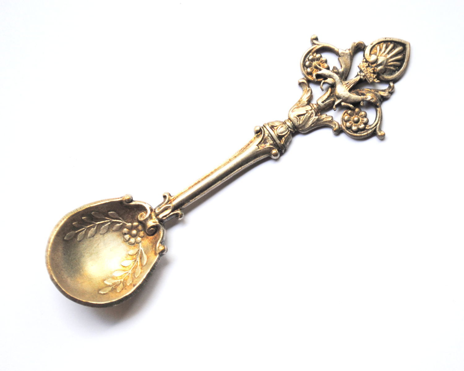 декоративные ложки. старинные кухонные приборы. старинные золотые ложки. серебряная ложка штихель 1869. старинная ложечка для сургуче.