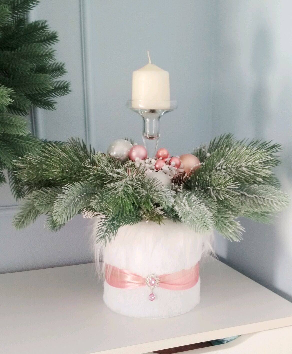Новогоднее украшение подарочной упаковки (коробки)-белая роза с веточкой хвои и белым бантом