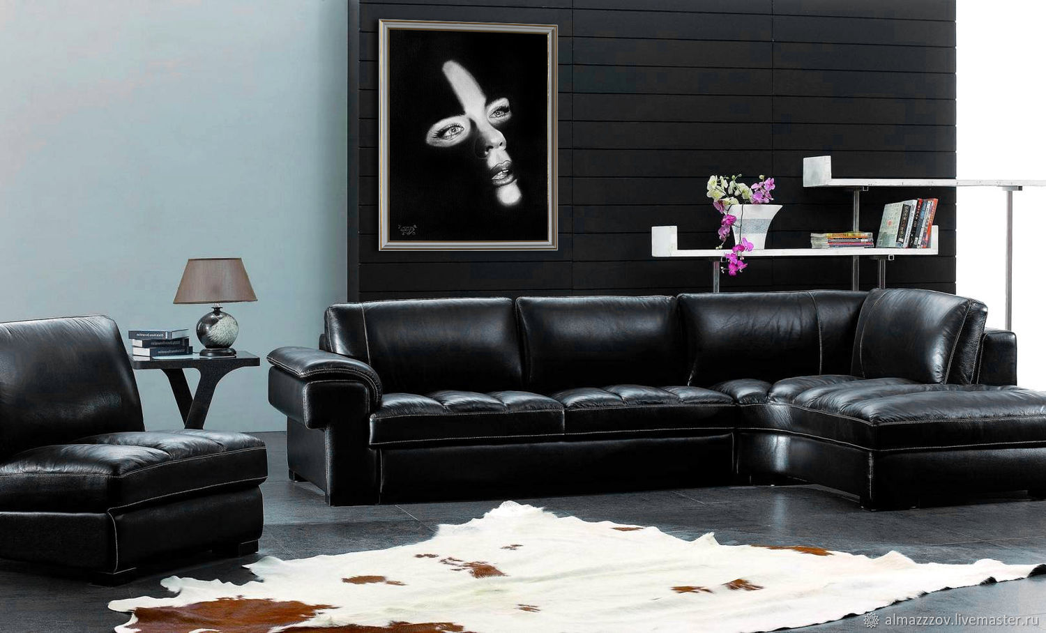 Черный кожаный диван в гостиной