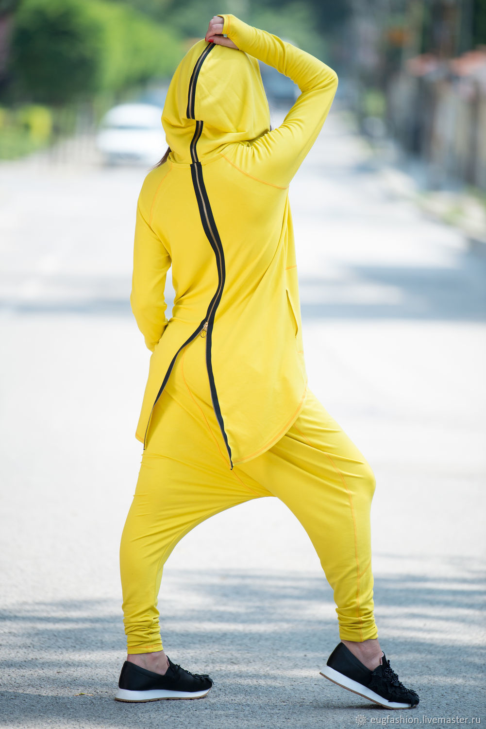 Спортивный костюм на молнии с капюшоном. Спортивный костюм адидас женский желтый. Желтый костюм адидас женский. Необычные спортивные костюмы. Спортивный костюм с капюшоном.