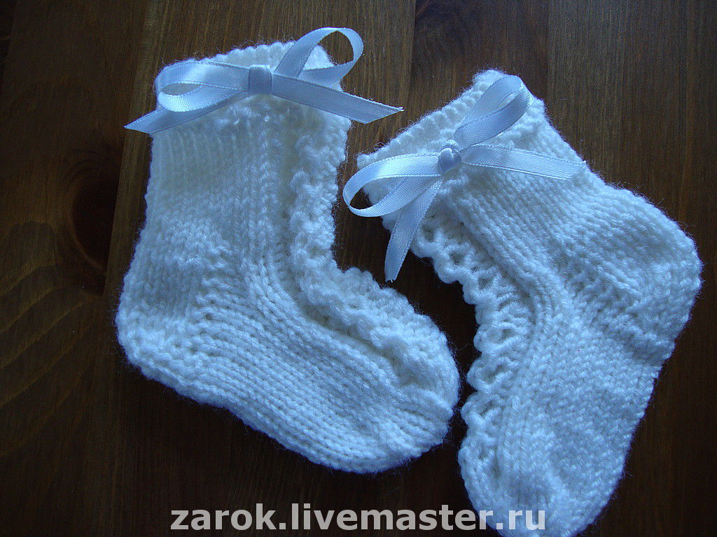Вязание носочков новорожденному. Детские носки спицами для новорожденных. Вязаные носочки для новорожденного. Носки пинетки для новорожденных. Ажурные носочки для новорожденных.