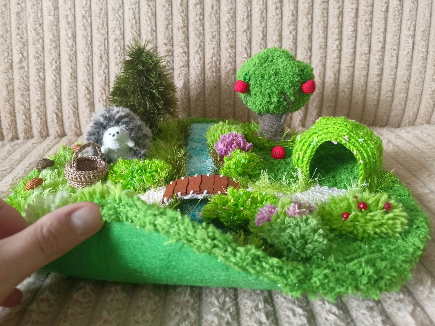 Вязаные игрушки. Ёжик на полянке в интернет-магазине Ярмарка Мастеров ...