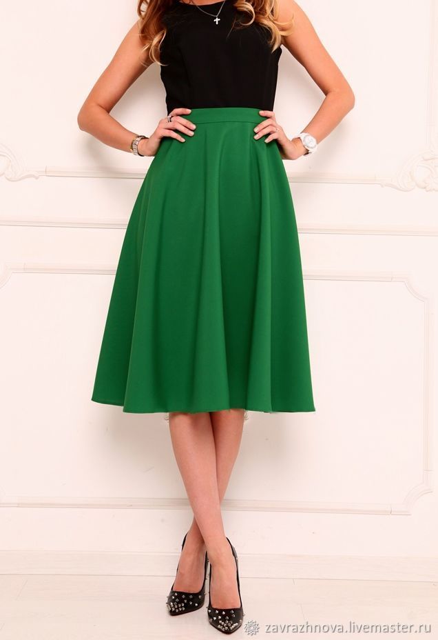 Зеленое платье ниже колен