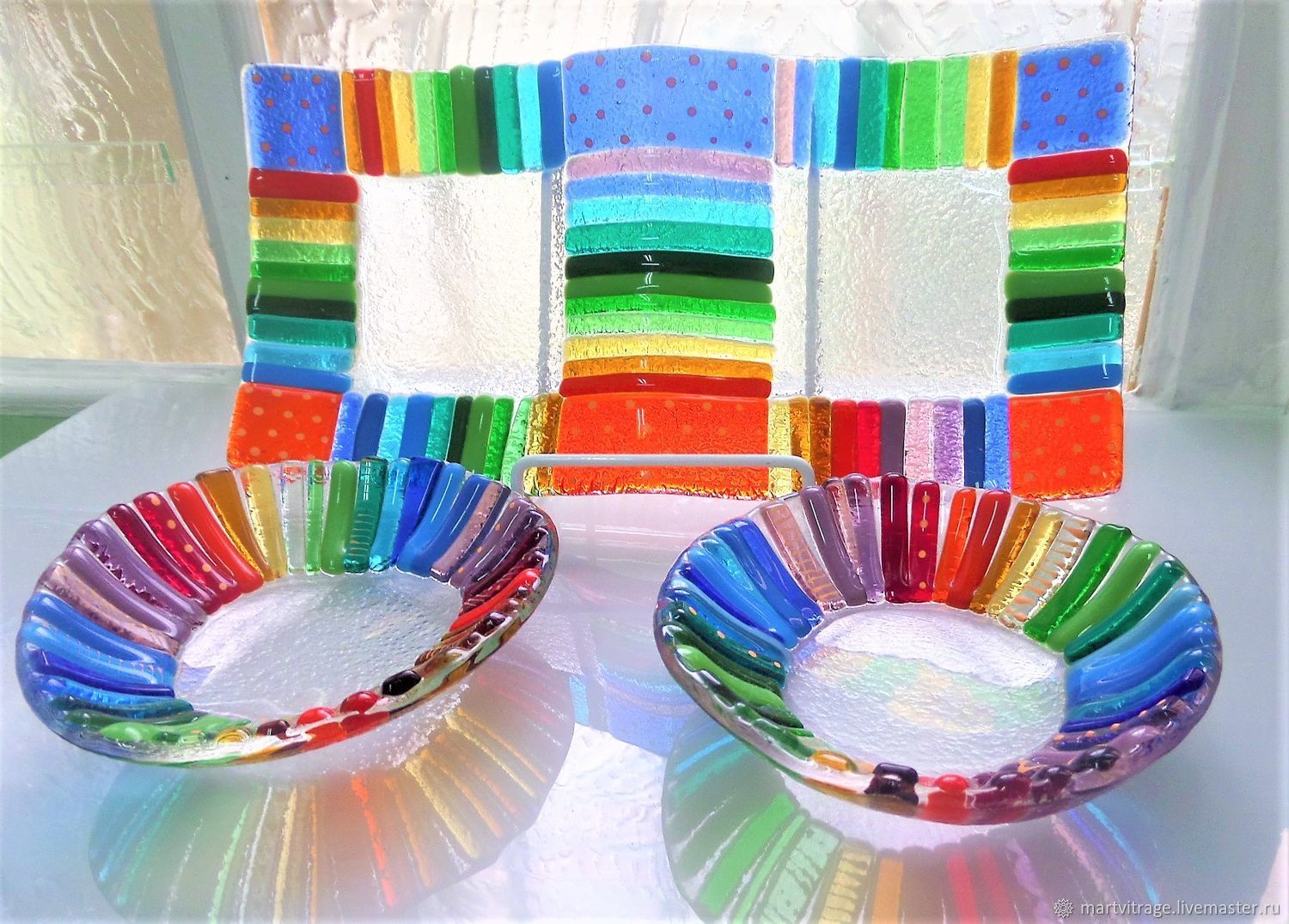 Цветная купить. Цветная посуда. Посуда из цветного стекла. Разноцветная посуда. Тарелки стеклянные цветные.