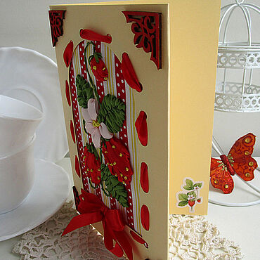 Открытки ручной работы. Ярмарка Мастеров - ручная работа Открытка поздравительная с клубникой ручная вышивка Yuliya Laborera. Handmade.