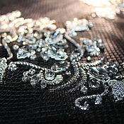 The embroidery is with crystals style Roshas
