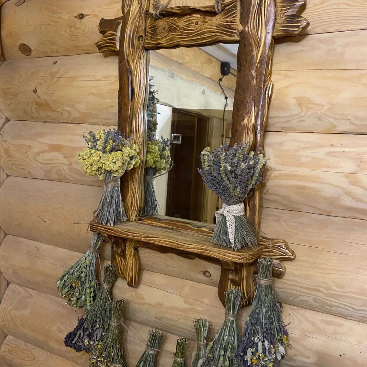 Деревянное зеркало с полкой для бани