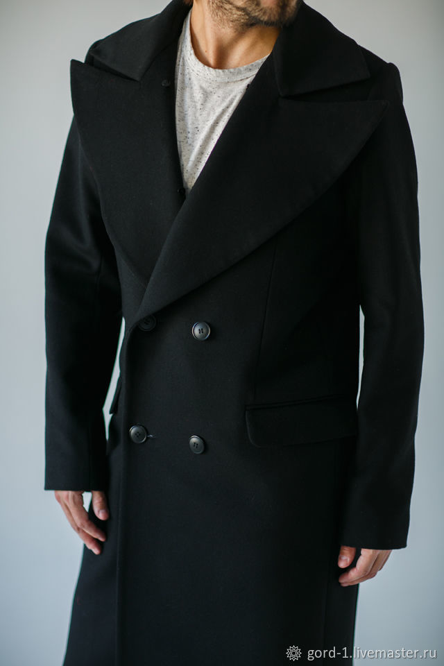 Старое мужское пальто