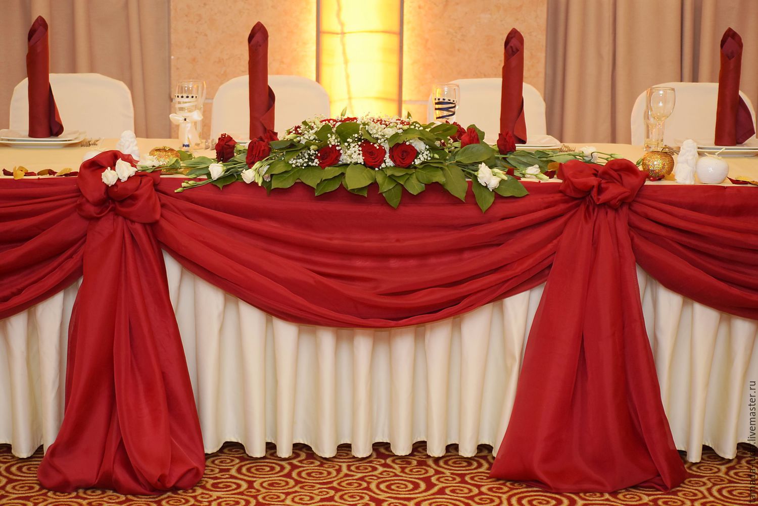 Свадебный стол в бордовом цвете