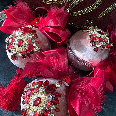 Традиционное елочное украшение – шары.