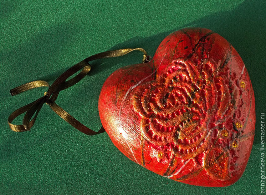 Сердце не камень человек. Камень сердца Узбекистан. Сердце не камень. Сердечко камешек красное украшение смола. Сердце Тафити кулон.