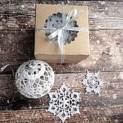 Сувениры и подарки handmade. Livemaster - original item Christmas ball, crocheted hollow and 2 snowflakes in a box. Handmade.