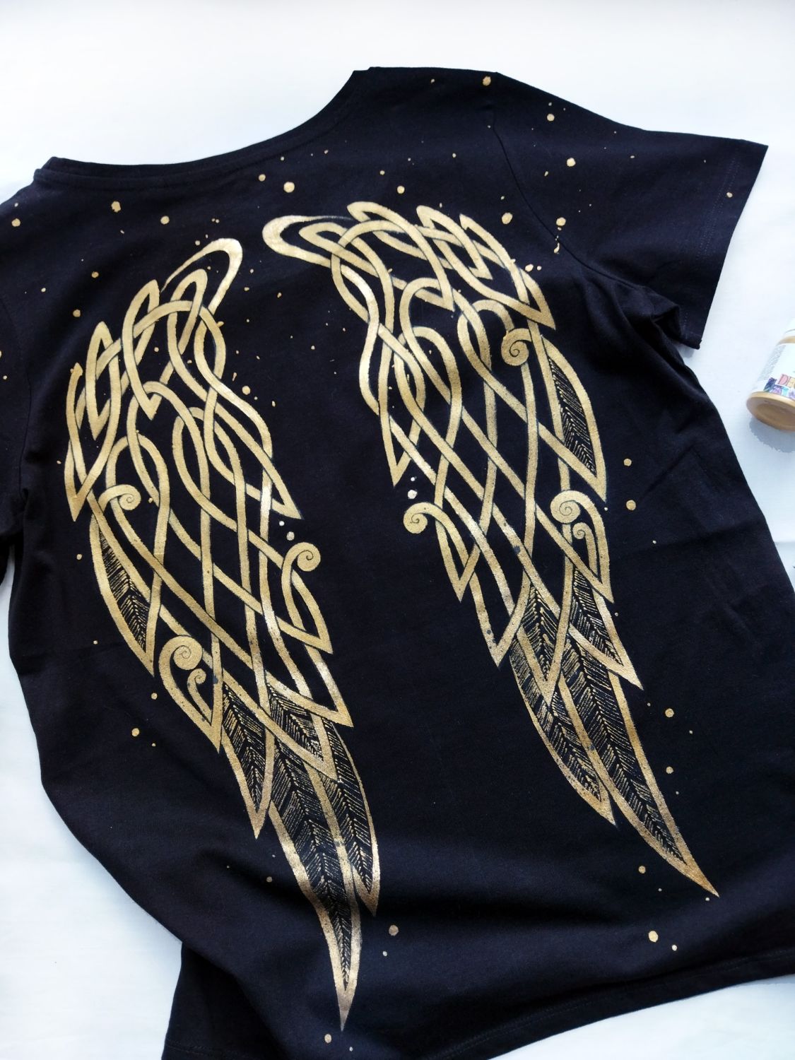 Оверсайз футболки с крыльями на спине и надписью с маленькими крыльями