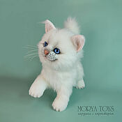 Куклы и игрушки ручной работы. Ярмарка Мастеров - ручная работа White kitten. Realistic mobile toy. Handmade.