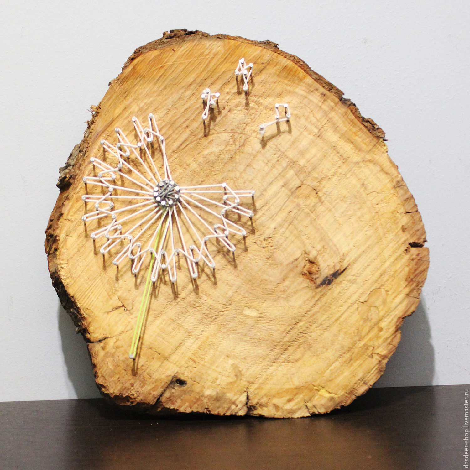 Панно на спиле дерева из природных материалов